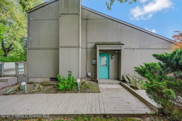 $340,000 | 162 Edgewood Drive East, Clarks Summit, PA 18411