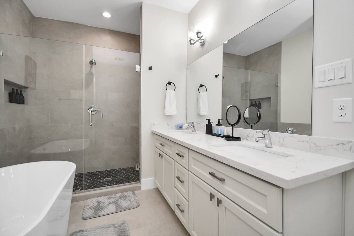 5718 Beall Street, Unit D Houston, TX 77091 - Photo 20 of 41 a spacious bathroom with a double vanity sink toilet mirror and bathtub