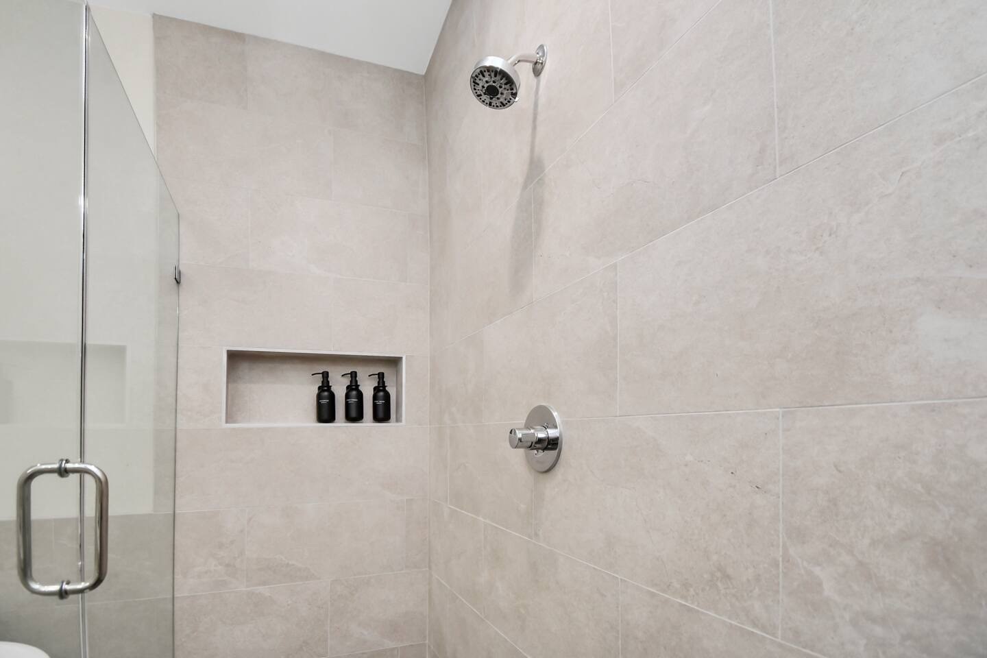 5718 Beall Street, Unit D Houston, TX 77091 - Photo 25 of 41 a bathroom with shower