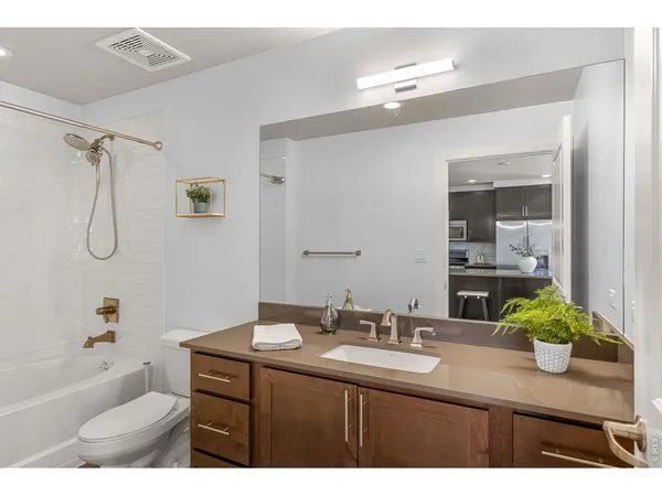 a picture of a bathroom