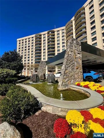 $3,700 | 2 Claridge Drive, Unit 11JE, Verona, NJ 07044