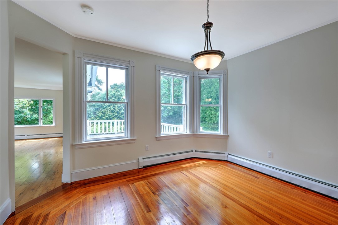 33 Beach Road Bristol, RI 02809 - Photo 11 of 37 Dining Room