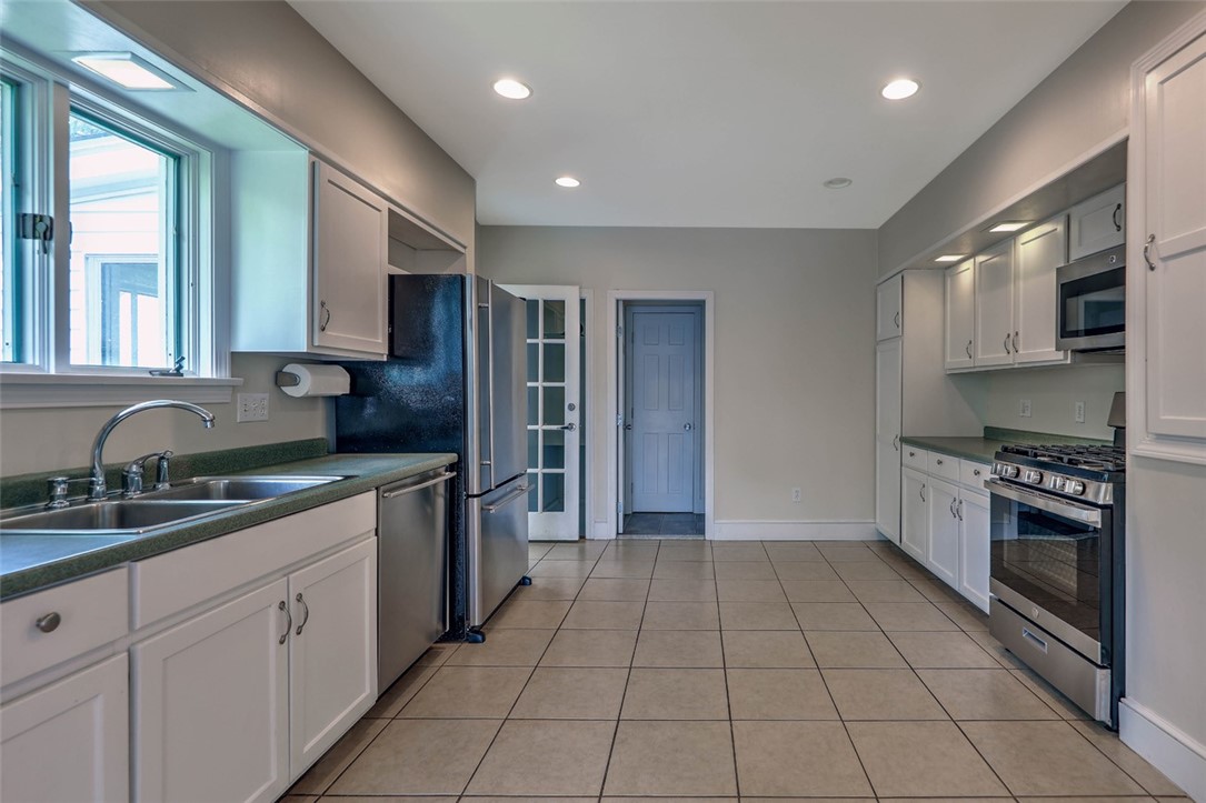 33 Beach Road Bristol, RI 02809 - Photo 15 of 37 Kitchen