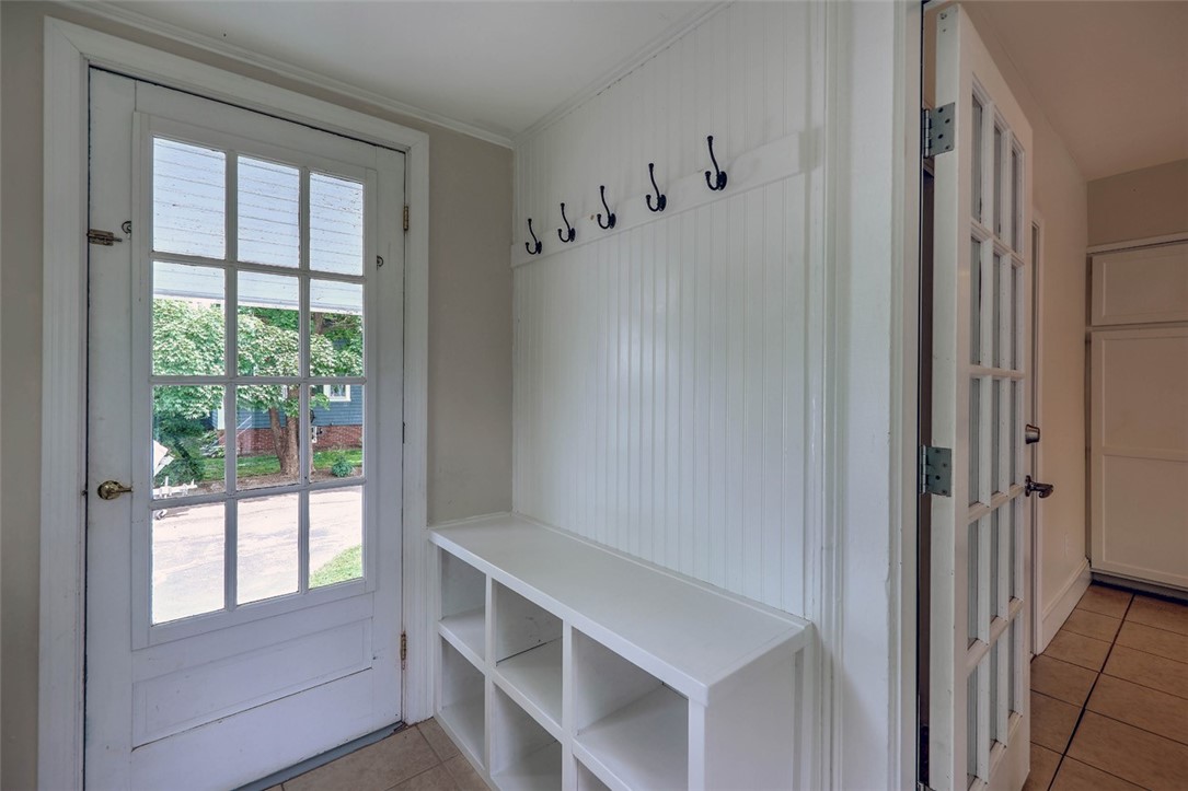 33 Beach Road Bristol, RI 02809 - Photo 16 of 37 Mudroom Entry
