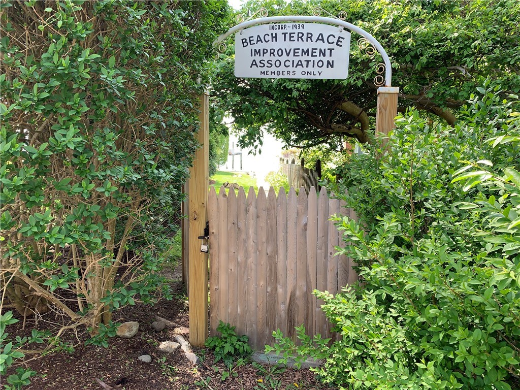 33 Beach Road Bristol, RI 02809 - Photo 32 of 37 Private Neighborhood Association Access to Narragansett Bay.