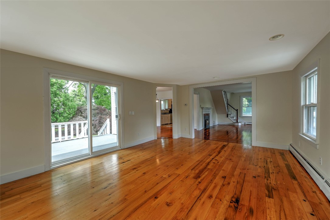 33 Beach Road Bristol, RI 02809 - Photo 9 of 37 Family Room