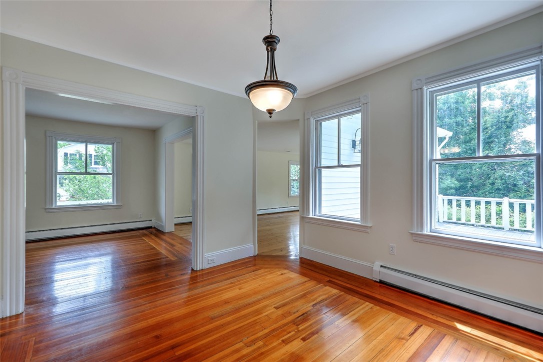 33 Beach Road Bristol, RI 02809 - Photo 10 of 37 Dining Room