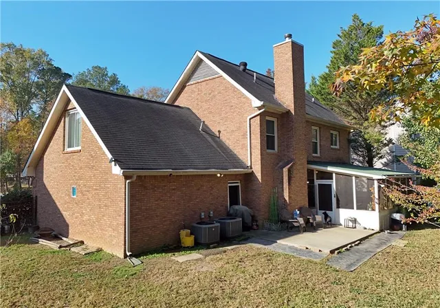 a view of a house with a yard