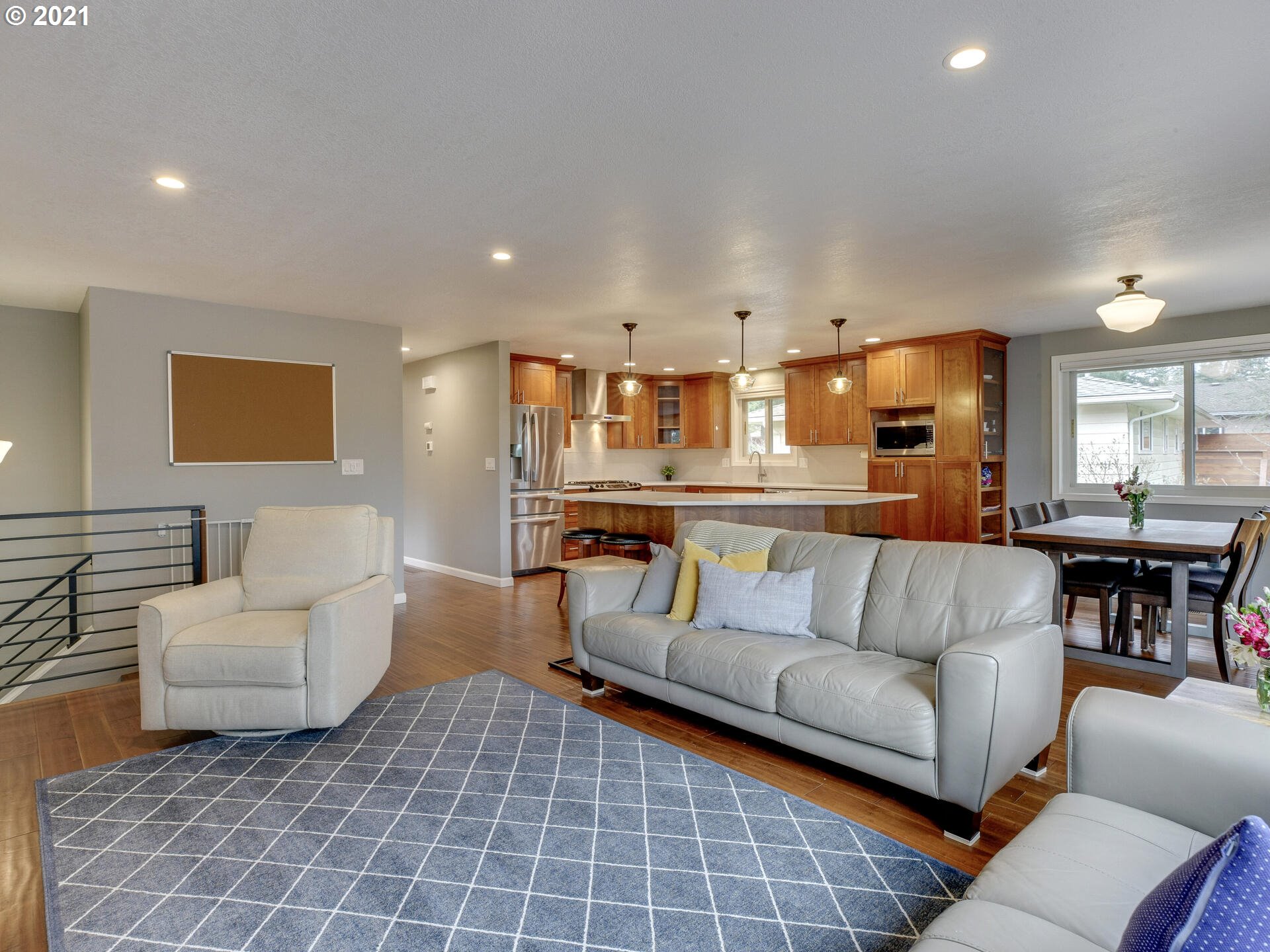 7510 Ridgewood Drive Gladstone, OR 97027 - Photo 6 of 31 Living Room