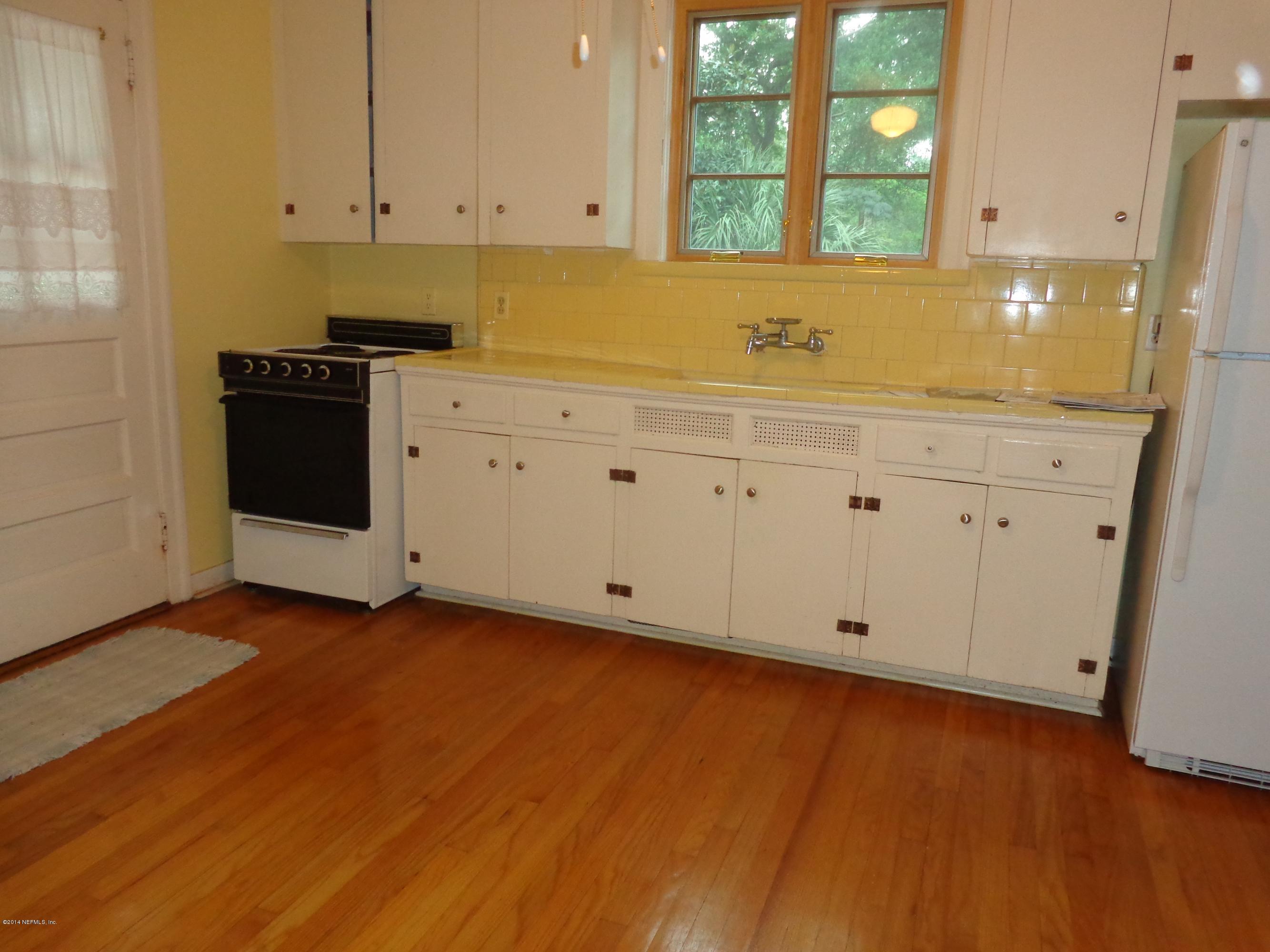 4114 London Road Jacksonville, FL 32207 - Photo 5 of 16 a view of a kitchen with cabinets