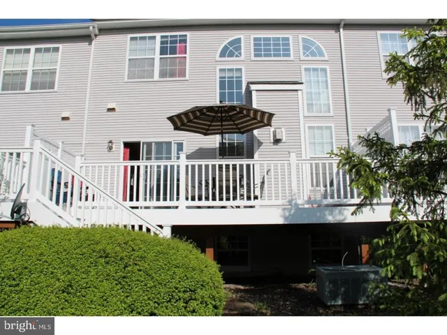 a view of a house with backyard and deck