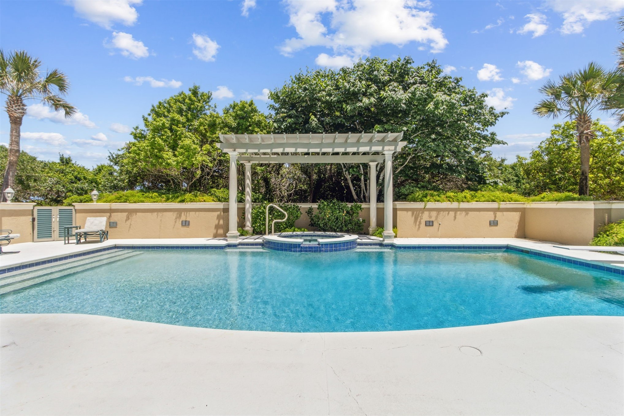 28 Dunes Row Fernandina Beach, FL 32034 - Photo 5 of 96 a view of a backyard