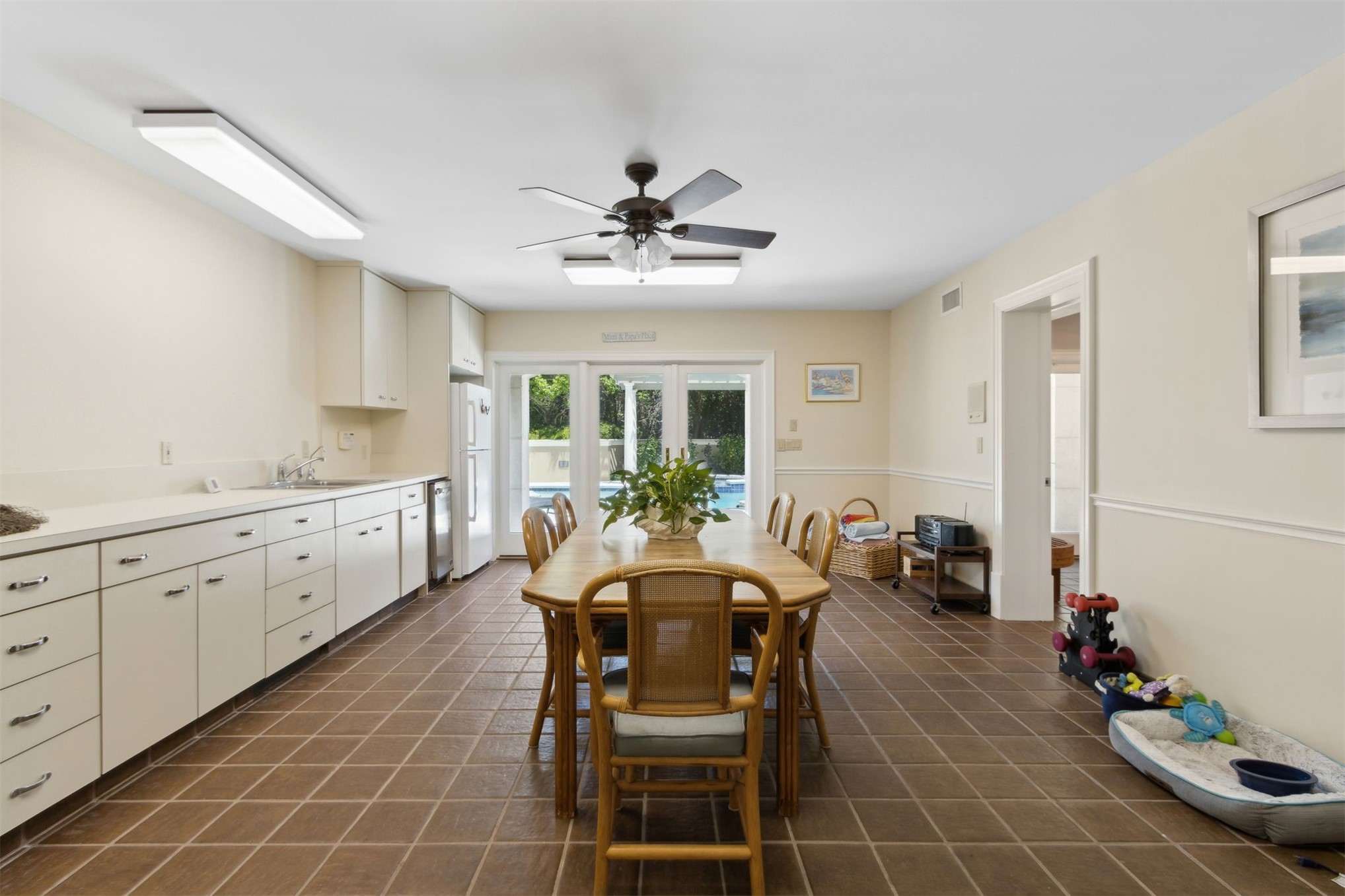 28 Dunes Row Fernandina Beach, FL 32034 - Photo 75 of 99 a view of a dining room with furniture and a chandelier fan