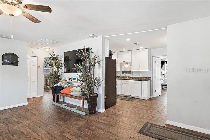 10426 Valencia Road Seminole, FL 33772 - Photo 6 of 22 Gallery Image 6
