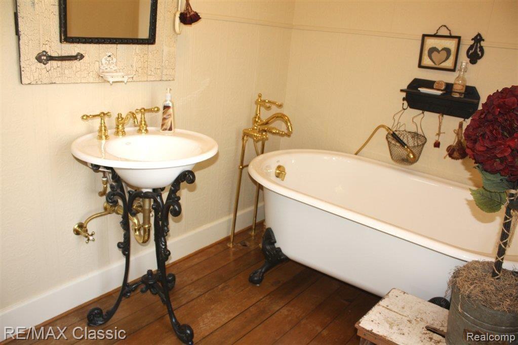 6205 Ridge Road Canton, MI 48187 - Photo 20 of 25 Upstairs bath