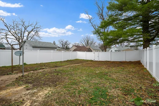 a view of back yard of the house