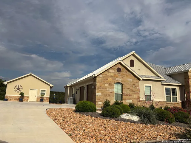 $800,000 | 156 Pr 2771 Mico Tx 78056, Mico, TX 78056