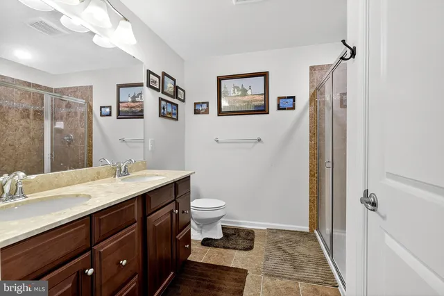 a en suite bathroom with a shower