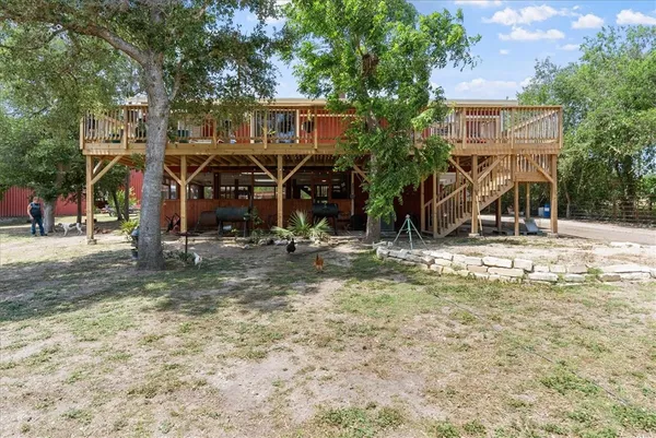a view of a house with backyard