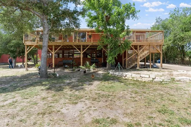 a view of a house with backyard