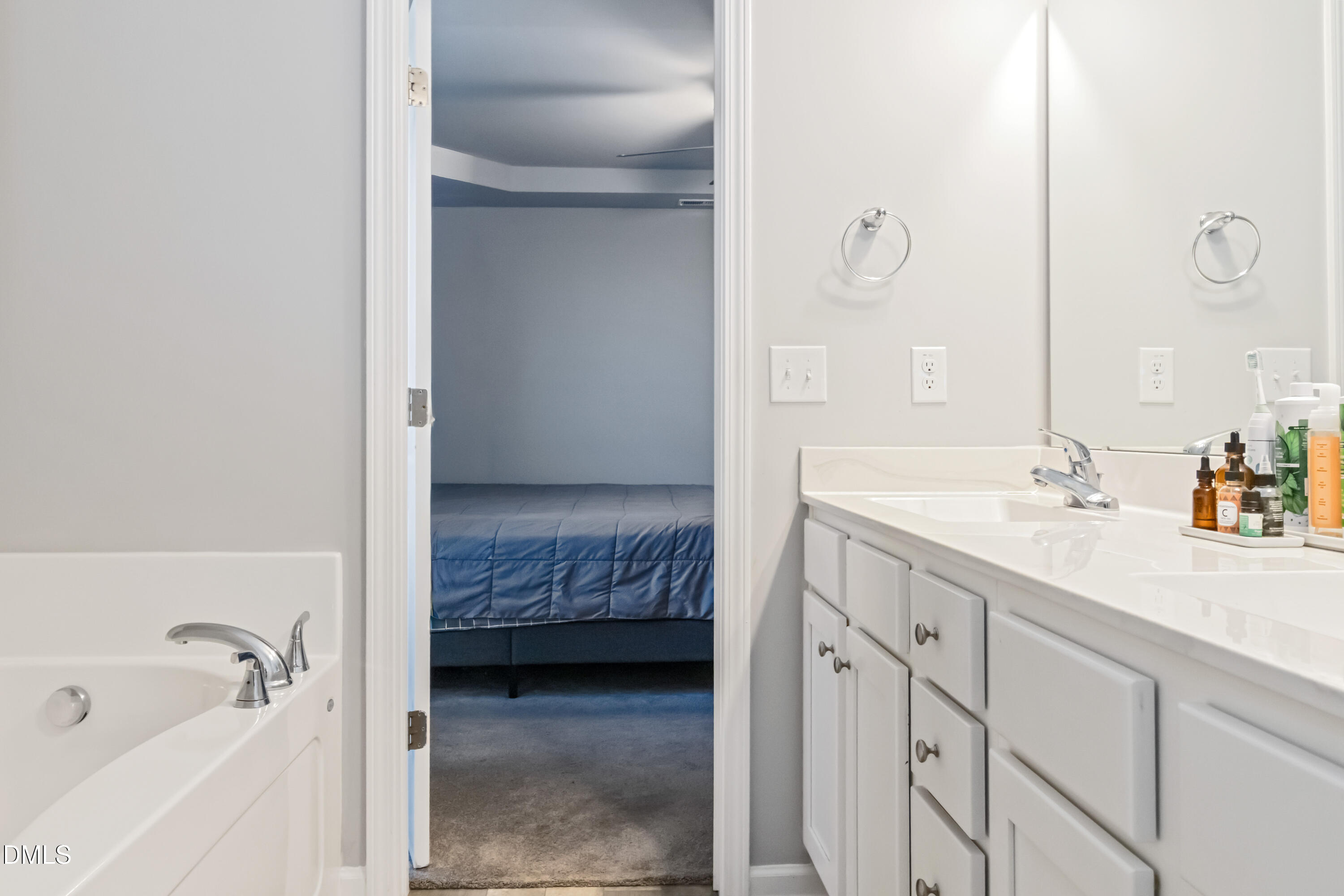 719 New Daniels Chapel Road Fremont, NC 27830 - Photo 15 of 24 a en suite bathroom with a sink and a tub