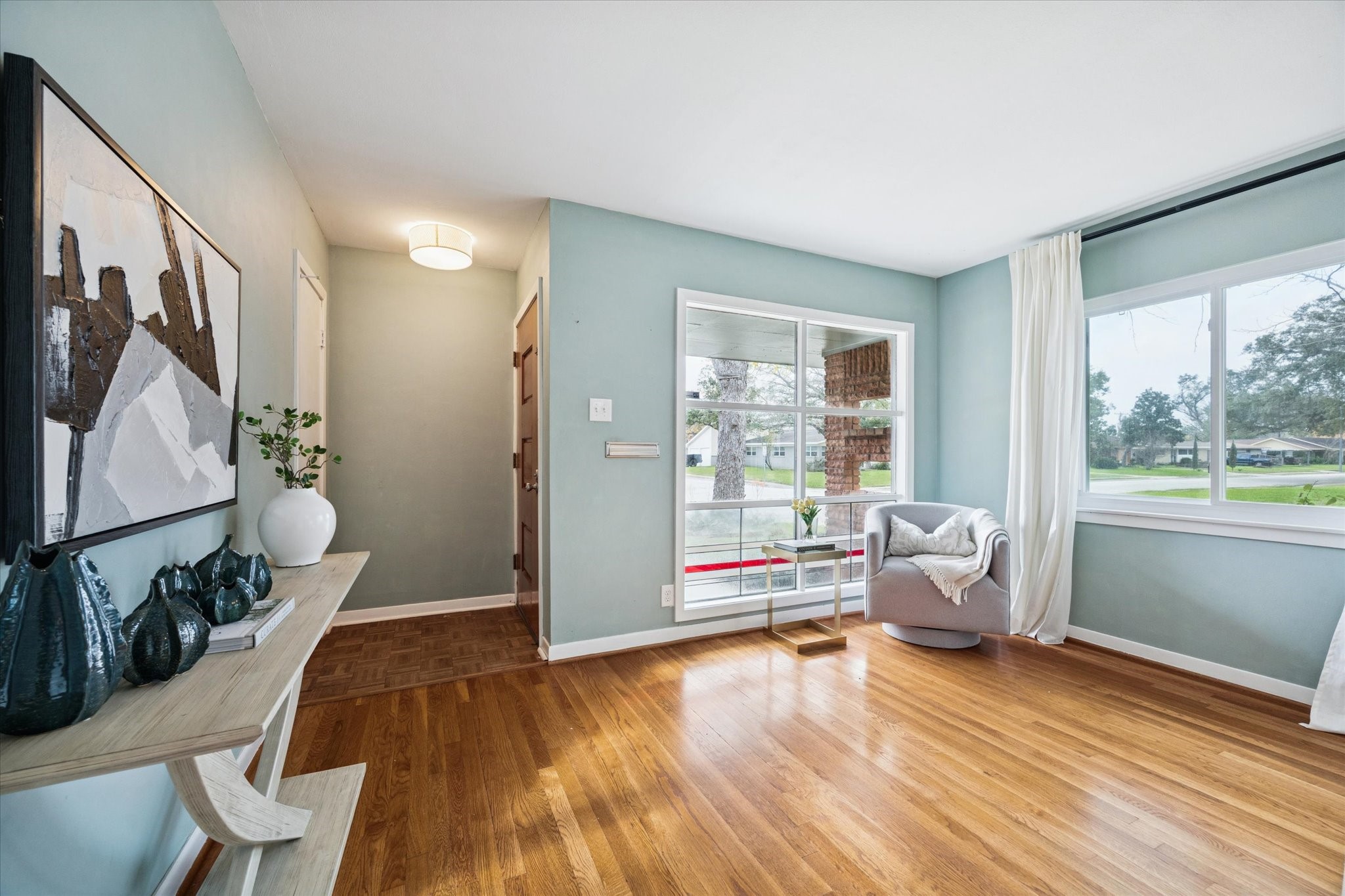 5234 Libbey Drive Houston, TX 77092 - Photo 12 of 35 Welcome your guests into a bright and airy space.