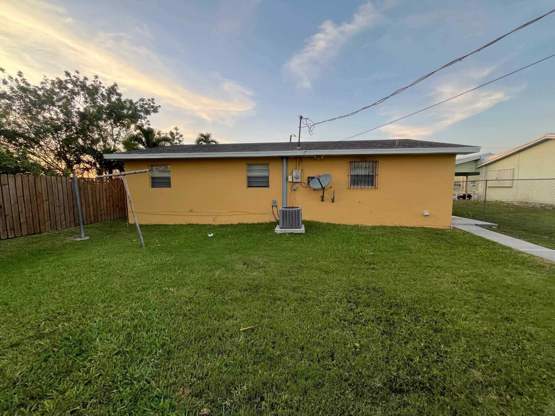 442 North Cocoanut Road Pahokee, FL 33476 - Photo 2 of 28 Resized_123_1