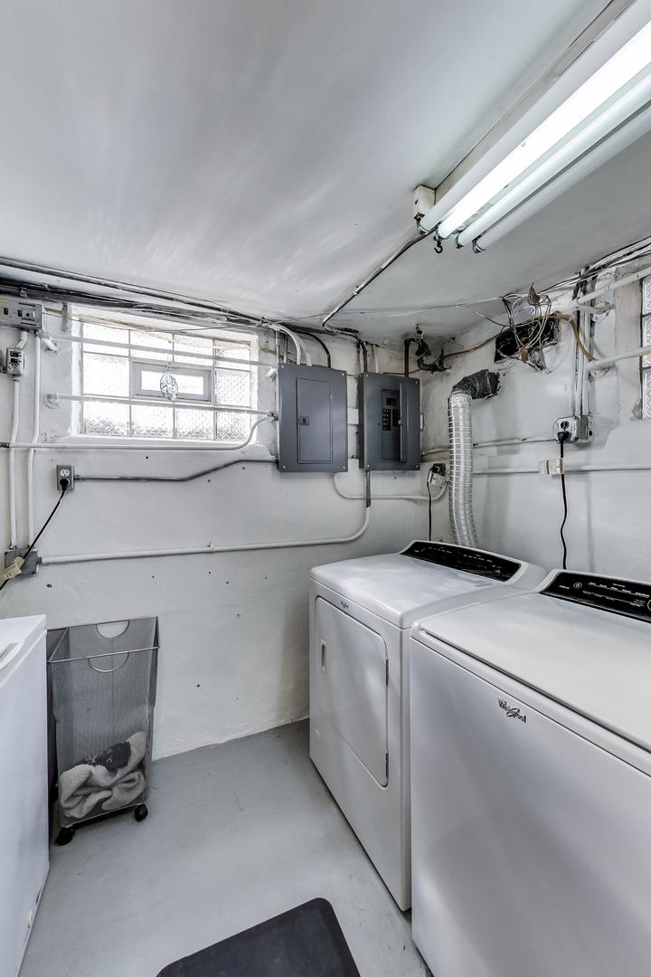 2717 West Rascher Avenue Chicago, IL 60625 - Photo 20 of 37 a utility room with dryer and washer
