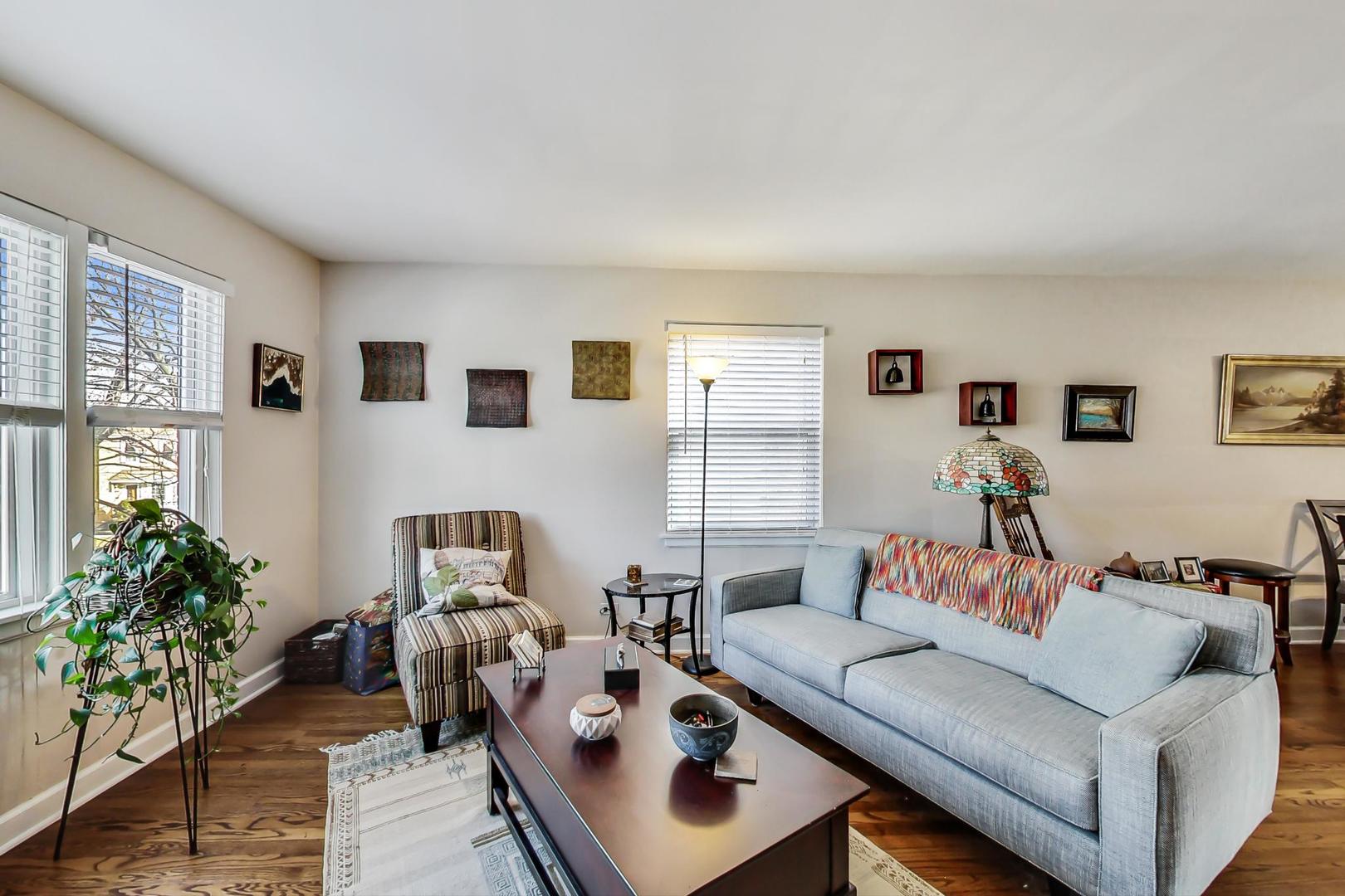 2717 West Rascher Avenue Chicago, IL 60625 - Photo 22 of 37 a living room with furniture and a potted plant