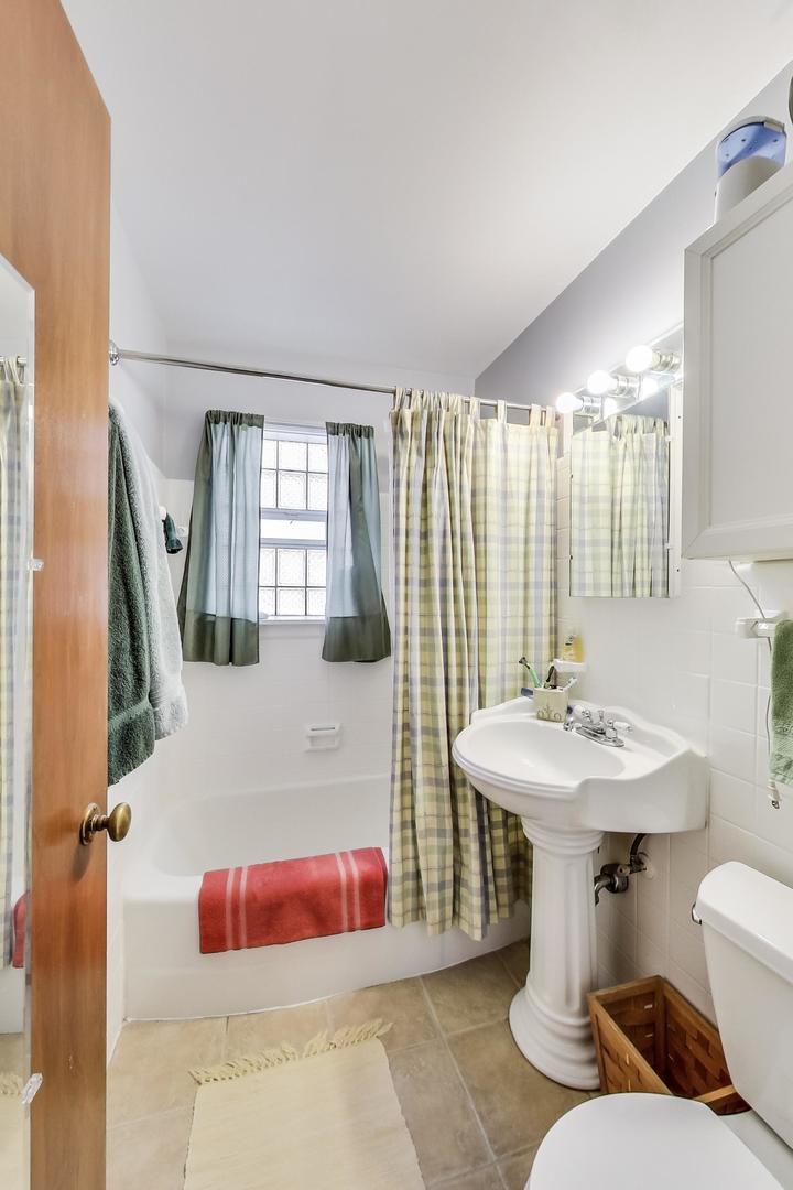 2717 West Rascher Avenue Chicago, IL 60625 - Photo 28 of 37 a bathroom with a sink toilet and shower