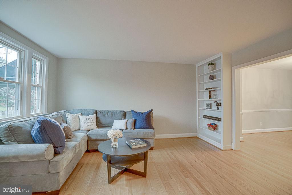 6471 Blenheim Road Baltimore, MD 21212 - Photo 4 of 50 Living Room w/Built- In Bookshelves!