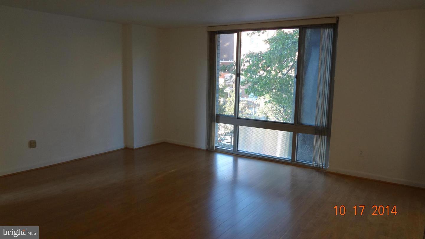 950 25th Street Northwest, Unit 310N Washington, DC 20037 - Photo 15 of 29 a view of an empty room with wooden floor and a window