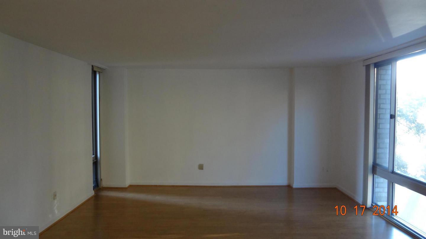 950 25th Street Northwest, Unit 310N Washington, DC 20037 - Photo 19 of 29 an empty room with windows