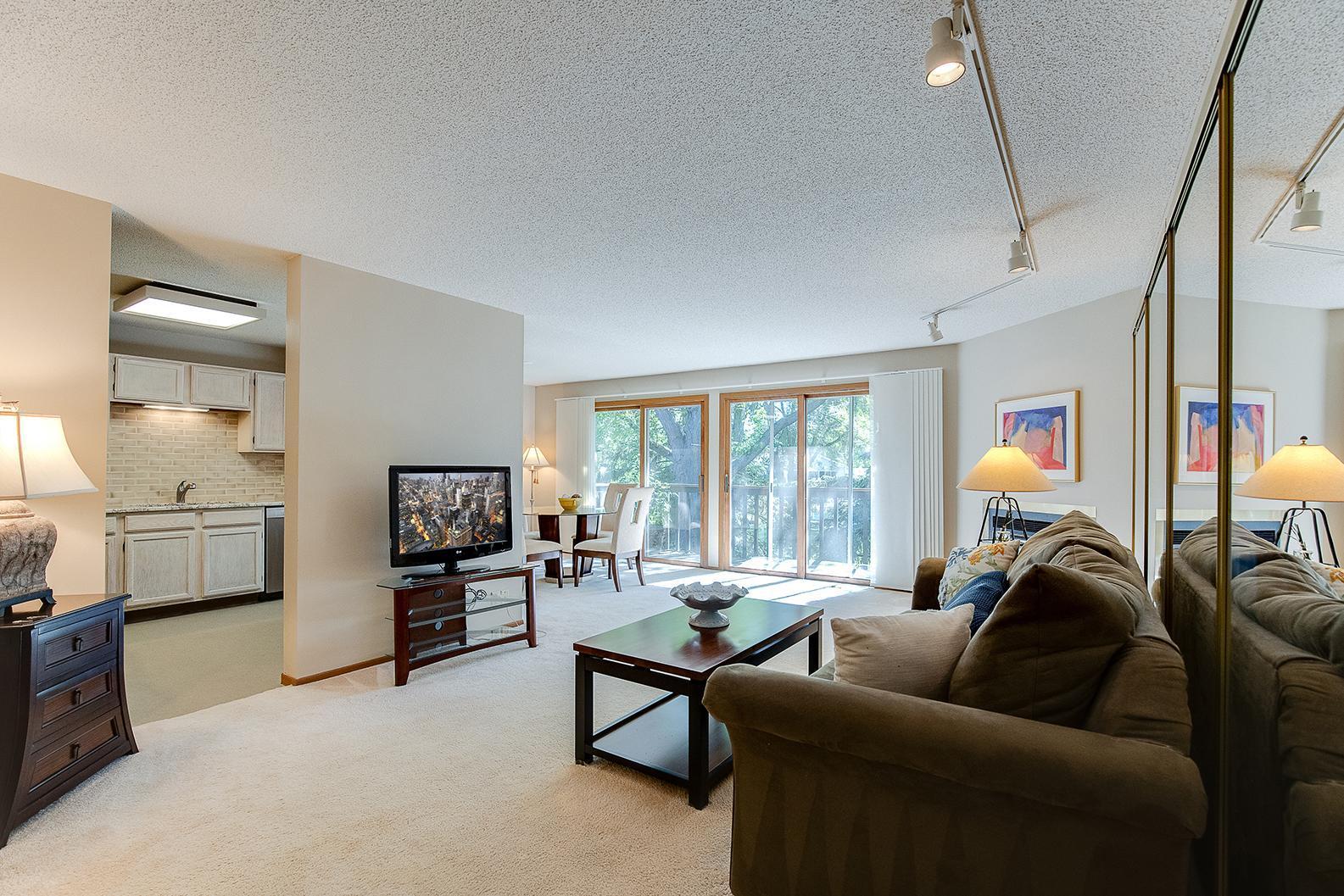 7271 Hunters Run Eden Prairie, MN 55346 - Photo 4 of 33 Gallery Image 4