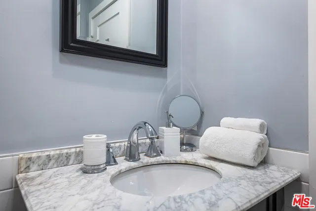 $3,500 | 5215 Balboa Boulevard, Unit 102, Encino, CA 91316