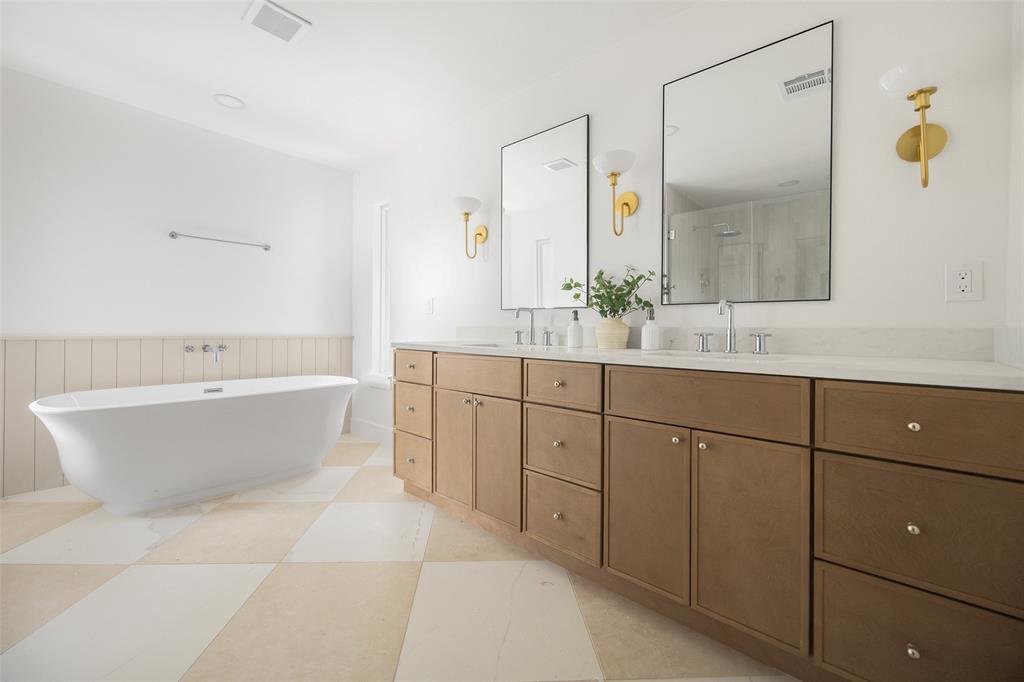 16805 Deer Park Drive Dallas, TX 75248 - Photo 25 of 39 a bathroom with a bathtub a sink and a mirror