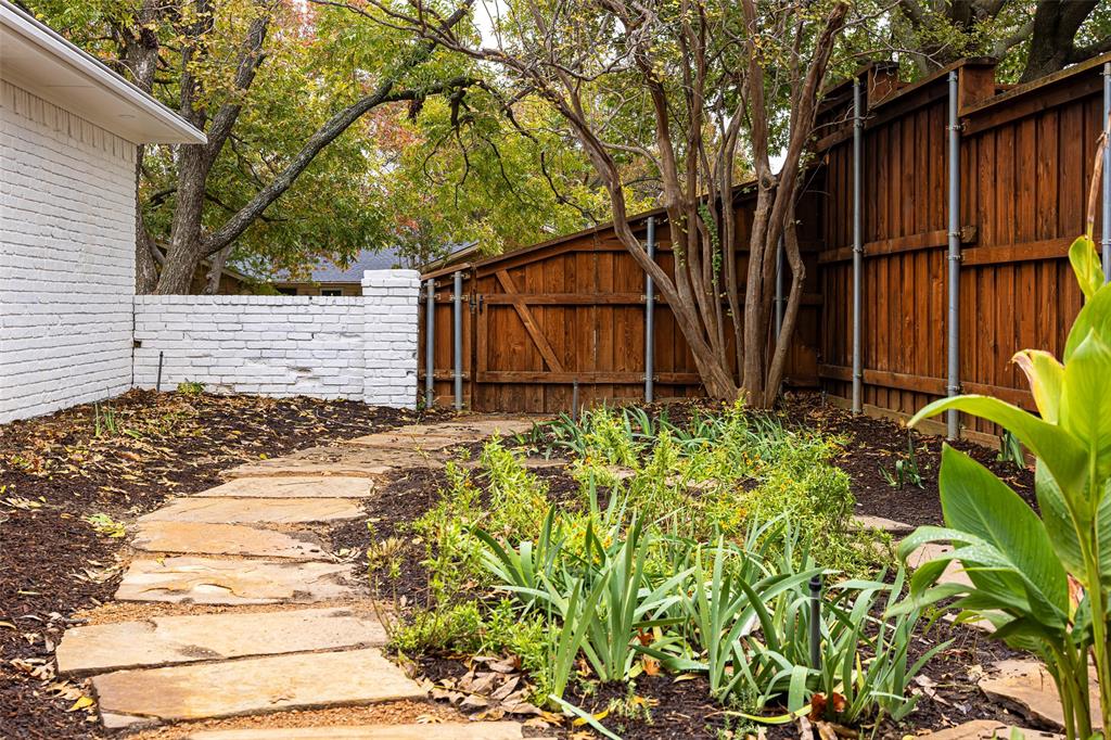 16805 Deer Park Drive Dallas, TX 75248 - Photo 38 of 39 a backyard of a house