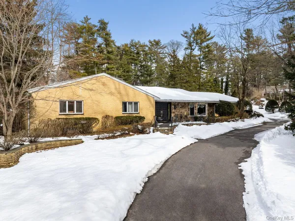 $2,850,000 | 10 Dorchester Drive, Muttontown, NY 11545