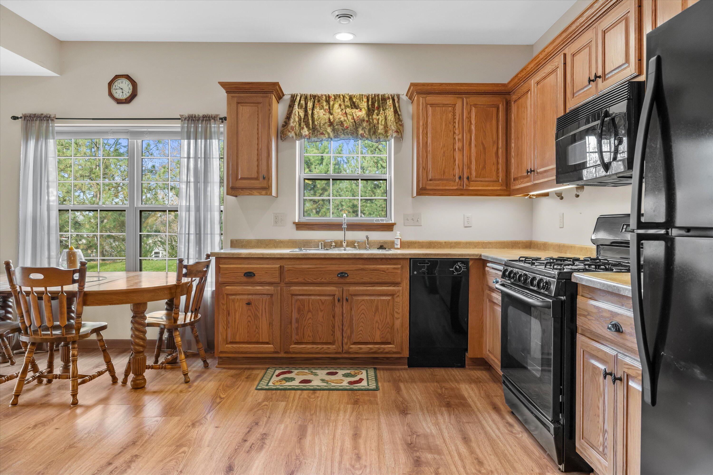 285 Cardinal Ridge Drive Pewaukee, WI 53072 - Photo 13 of 49 LL Kitchen is perfect for large family get togethers.
