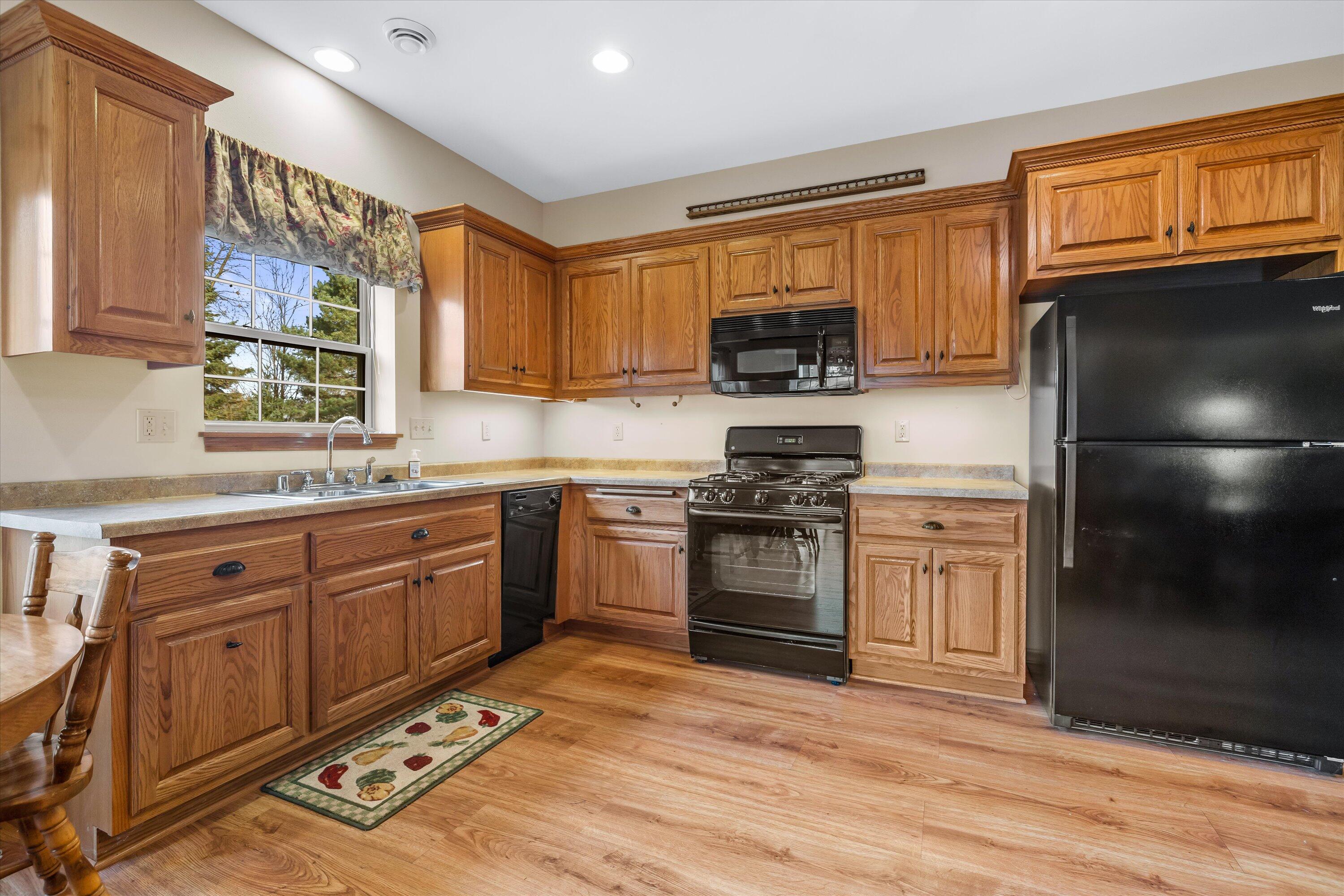 285 Cardinal Ridge Drive Pewaukee, WI 53072 - Photo 14 of 49 LL Kitchen