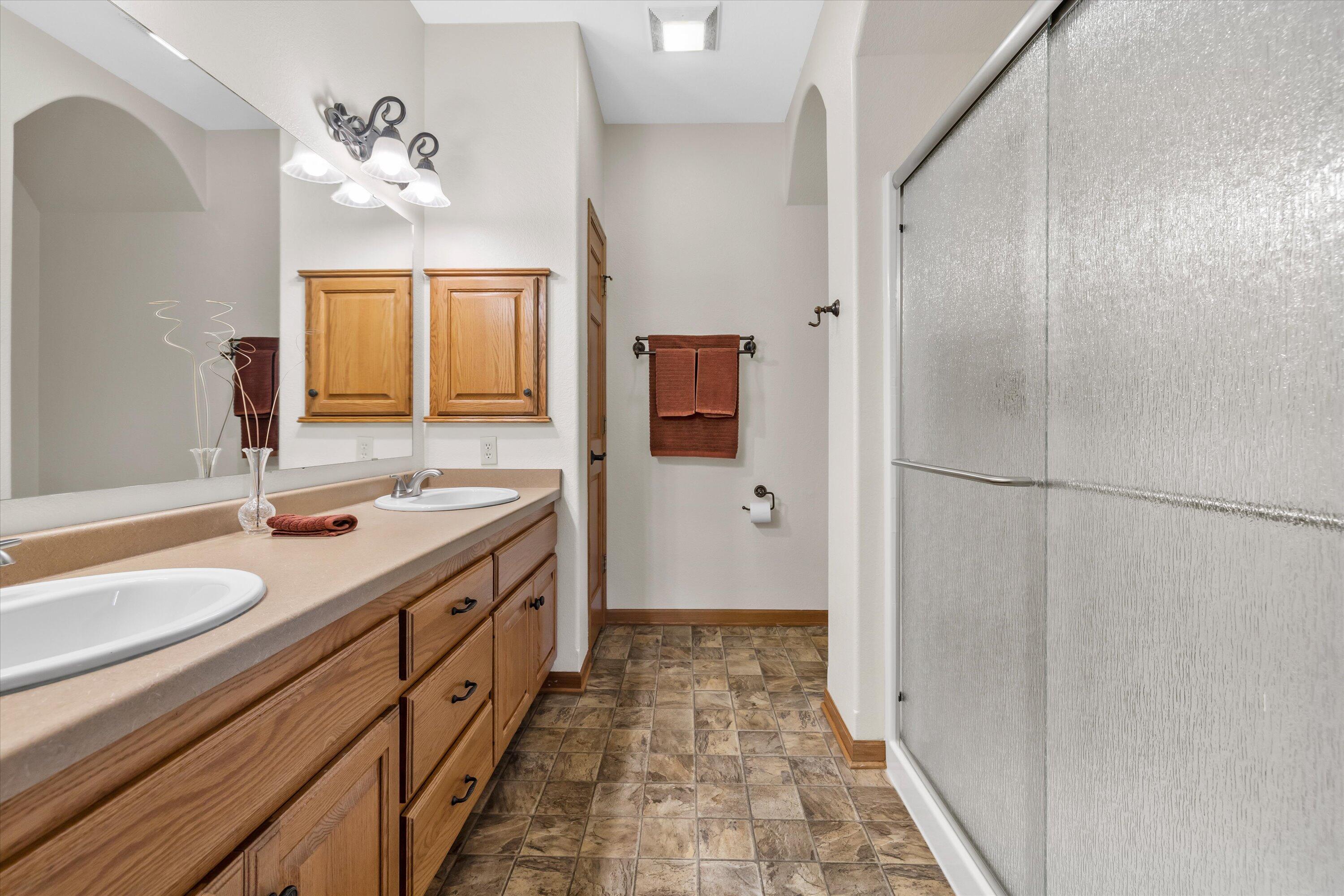 285 Cardinal Ridge Drive Pewaukee, WI 53072 - Photo 26 of 49 Primary Bath