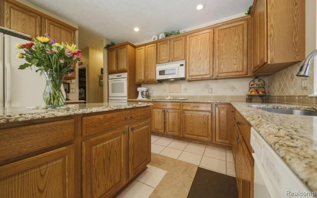 9706 Quail Ridge Run Brighton, MI 48114 - Photo 12 of 29 12-photo-web-1680x1050-236426.jpg
