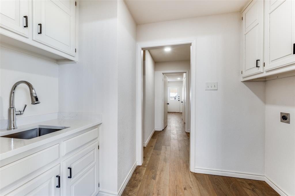 10422 Strittmatter Road Pilot Point, TX 76258 - Photo 17 of 30 a bathroom with a sink and a mirror