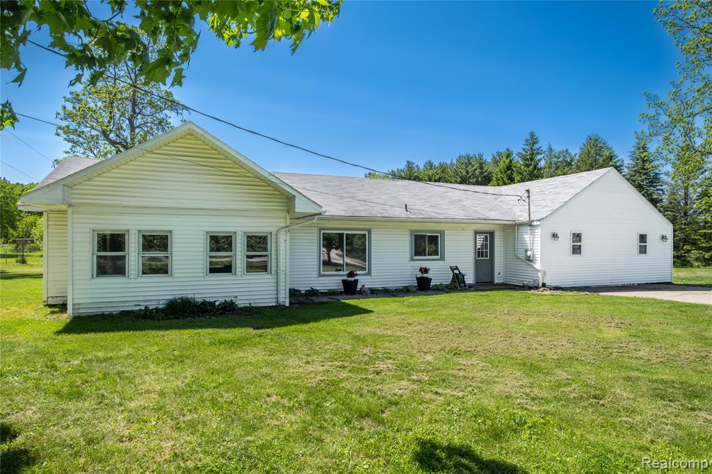 12238 Jennings Road Linden, MI 48451 - Photo 4 of 33