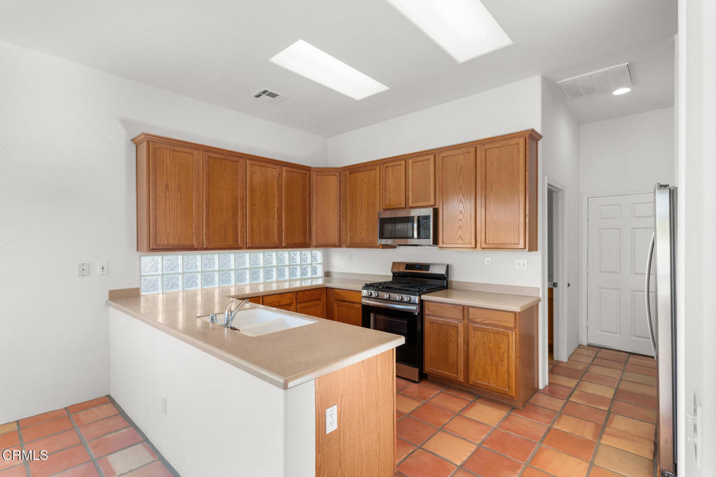 67 Tempe Trail Palm Desert, CA 92211 - Photo 16 of 56 a kitchen that has a sink and a stove in it