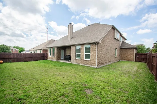 a view of a house with backyard and garden