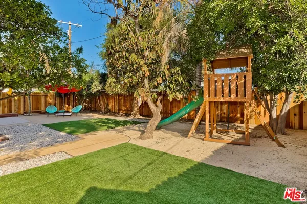 $3,695 | 7236 Encino Avenue, Van Nuys, CA 91406