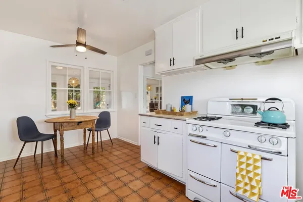 $3,695 | 7236 Encino Avenue, Van Nuys, CA 91406