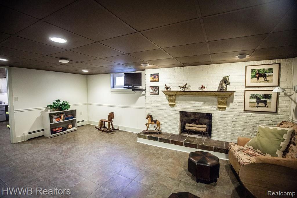 5650 Middlebelt Road West Bloomfield, MI 48322 - Photo 31 of 40 32-LL Rec rm w?fireplace.jpg