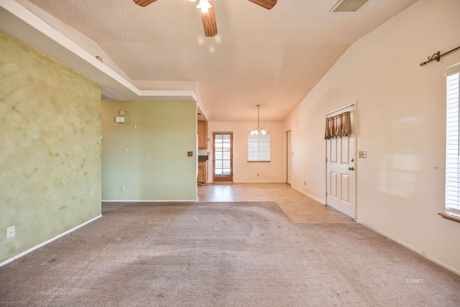 401 North Inyo Street Ridgecrest, CA 93555 - Photo 10 of 37 a view of an empty room